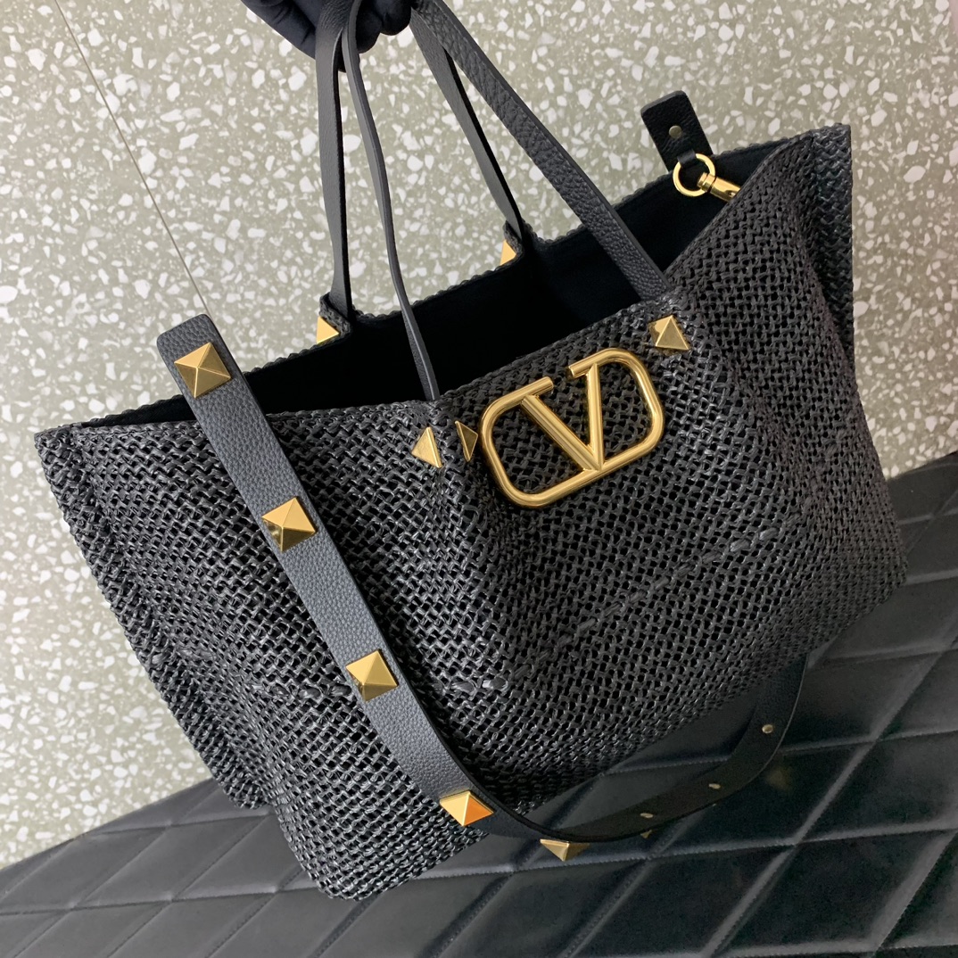 Valentino Garavani Medium Shoulder Bag in Black Synthetic Raffia 